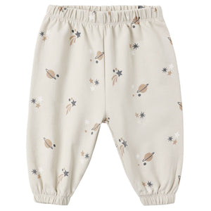 Quincy Mae Baby Boys’ and Boys’ Oversized Sweatpants in light beige feature a space-themed print with planets, stars, and comets. Designed with an elastic waistband and cuffs for a comfortable fit, these cozy fleece sweatpants are extra soft against your little one’s skin.