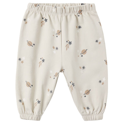 Quincy Mae Baby Boys’ and Boys’ Oversized Sweatpants in light beige feature a space-themed print with planets, stars, and comets. Designed with an elastic waistband and cuffs for a comfortable fit, these cozy fleece sweatpants are extra soft against your little one’s skin.