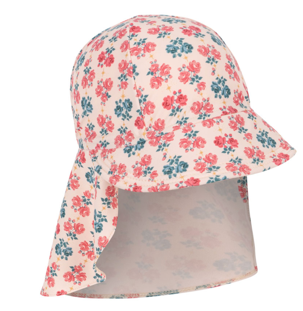 The Konges Slojd Baby Girls’ and Girls’ Manuca Frill Sun Hat features a pink floral pattern, a wide brim, and a protective neck flap. Designed for optimal sun protection, this hat is enhanced with UPF 40+ UV protection.