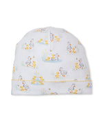 The Kissy Kissy Baby Duck Pond Paddles Printed Hat is crafted from soft Pima cotton and showcases a delightful print of ducks and ducklings in yellow and gray, complete with pond and grass details. Finished with a scalloped yellow trim along the bottom edge, this cozy and stylish hat is perfect for your little one.