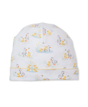 The Kissy Kissy Baby Duck Pond Paddles Printed Hat is crafted from soft Pima cotton and showcases a delightful print of ducks and ducklings in yellow and gray, complete with pond and grass details. Finished with a scalloped yellow trim along the bottom edge, this cozy and stylish hat is perfect for your little one.
