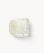 The Machete Mini Claw is a wide, glossy white hair clip with a luxurious Italian bio-acetate. Its rectangular, segmented design suits all hair types.