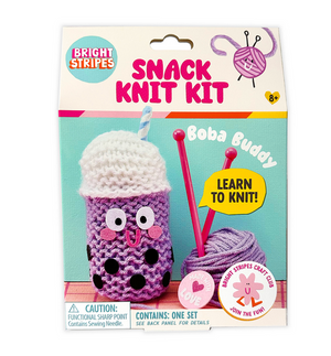 Bright Stripes Snack Knit Kit – Boba Buddy: Create a fun boba-themed craft with this beginner-friendly knitting kit, ideal for young enthusiasts or craft clubs! Includes purple yarn, knitting needles, and simple instructions. Suitable for ages 8+. The front of the package displays an image of the finished project.
