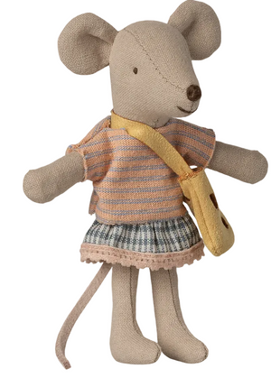 Maileg’s Little Sister Mouse with Bag stands upright, dressed in a striped pink and gray shirt, a gray skirt, and a yellow shoulder bag, with her tail visible. This charming mouse doll features magnetic paws for added playtime fun.