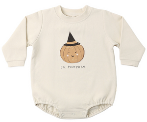 The Quincy Mae Baby Crewneck Bubble Romper Lil Pumpkin is a cream-colored, long-sleeve romper featuring a cartoon pumpkin with a witch hat and the words “LIL PUMPKIN” on the front. Made from soft fleece, this adorable baby romper offers ultimate comfort.