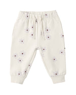 Quincy Mae’s Baby and Kids’ Relaxed Fleece Sweatpant Pumpkins feature a cozy white fleece, an adjustable drawstring waist, and a playful pumpkin print throughout—an everyday essential for comfort and style.